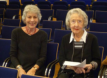 Society for Arabian Studies member Ionis Thompson (left) with the Society’s President, Beatrice de Cardi (right)