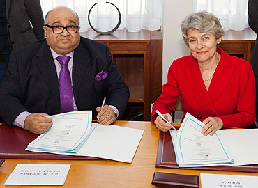 HE Sheikh Mohamed Bin Issa Al Jaber and UNESCO Director-General Mrs Irina Bokova sign an agreement to support the transition in Yemen through strengthening the education system
